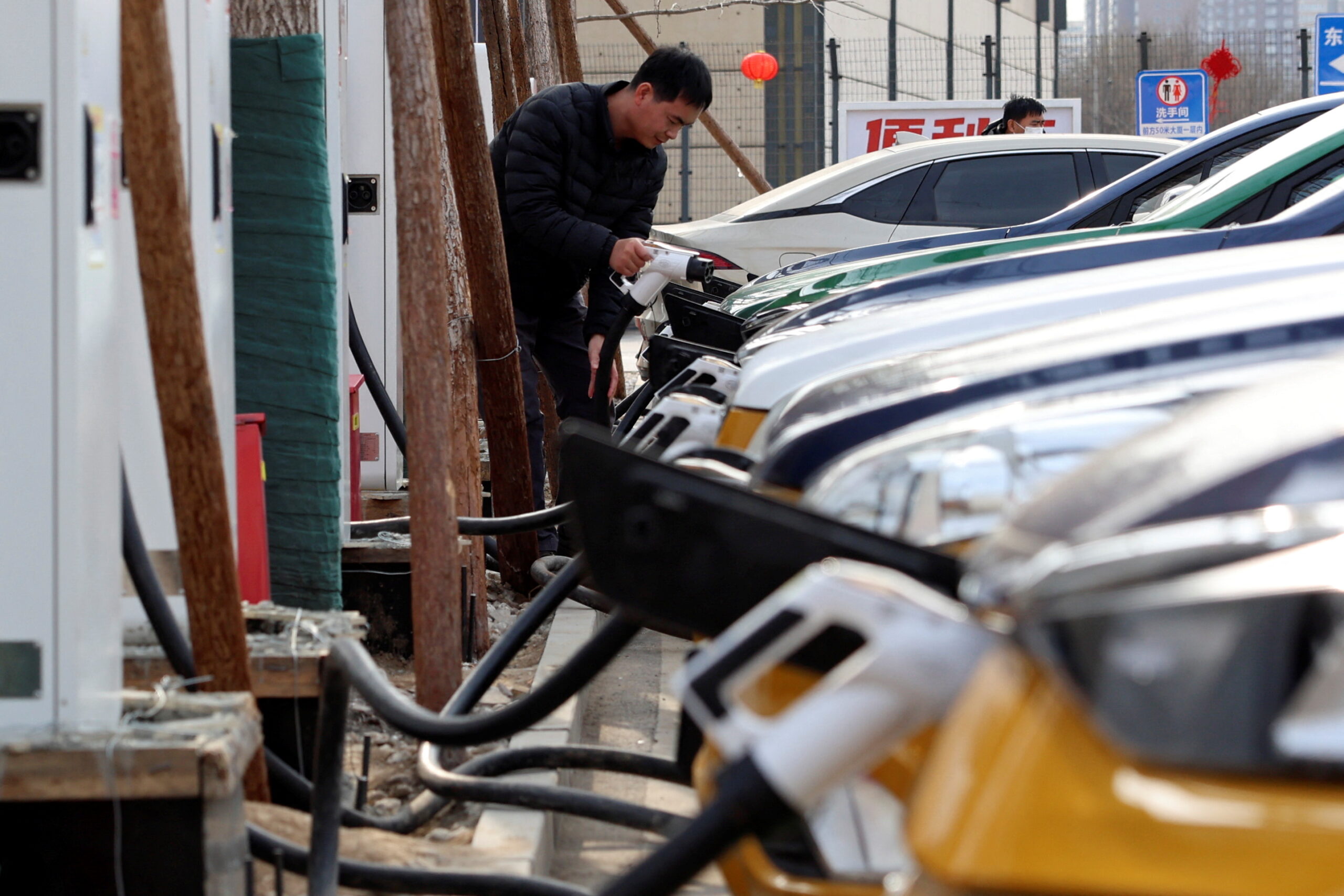 Crise d’Hormuz accélère la transition vers les voitures électriques, selon l’IEA